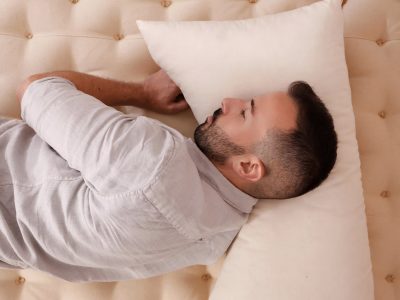 Home-of-Wool-curved-wool-pillow-for-side-sleepers-with-model-3