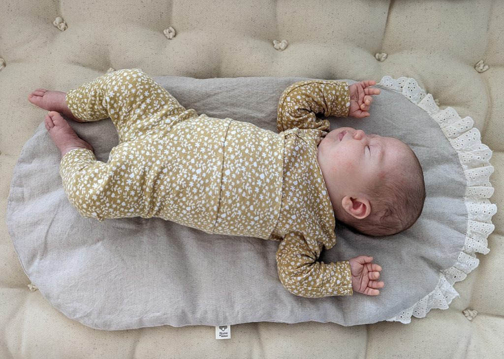 baby sleeping on a topponcino